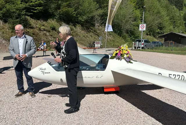 Präsidentin Luftsportverband Baden Frau Lang-Dahlke tauft mit Klemens Schmiederer den Segler