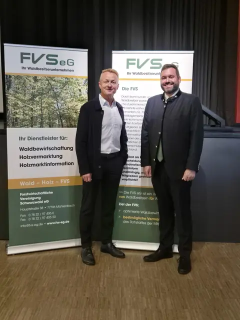 Aufsichtsratsvorsitzender der FVS eG Matthias Bauernfeind (r.) und Vorstandssprecher Joachim Prinzbach (l.) | Foto: Forstwirtschaftliche Vereinigung Schwarzwald eG