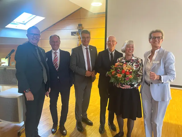 Feierliche Chefarzt-Verabschiedung im Ortenau Klinikum in Offenburg (v.l.) Medizinischer Vorstand Dr. Peter Kraemer, Chefarzt Prof. Dr. Uwe Pohlen, Landrat Thorsten Erny, Chefarzt Prof. Dr. Jörg Laubenberger, Silke Birnbaum-Laubenberger und Vorstandsvorsitzende Claudia Bauer-Rabe.

 | Foto: Ortenau Klinikum/ Christian Eggersglüß