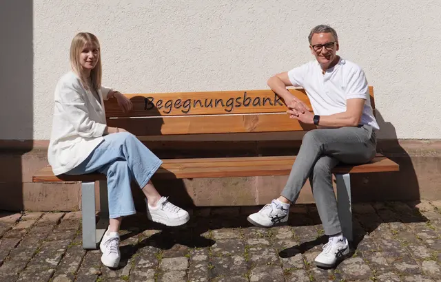 Oberbürgermeister Markus Ibert und Sarah Bonomo, Leiterin der Lahrer Friedhofsverwaltung, auf der Begegnungsbank am Bergfriedhof | Foto: Stadt Lahr