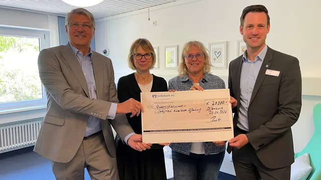 (V. r. n. l.) Reinhard Renter, Vorsitzer des Fördervereins Childhood-Haus Ortenau, Iris Janke, stellvertretende Vorsitzende des Fördervereins und Leiterin der Staatsanwaltschaft Offenburg, Evelin Viernickel, Teamleitung Childhood-haus Ortenau und Mathias Halsinger, Verwaltungsdirektor Klinikum Offenburg
 | Foto: Förderverein Childhood-Haus Ortenau