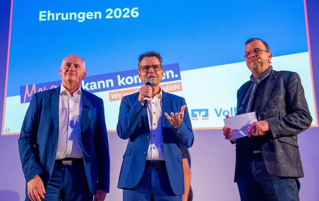 Die Vorstände der Volksbank Lahr, Reiner Richter (l.) und Peter Rottenecker (M.) zusammen mit Moderator Markus Knoll | Foto: Volksbank Lahr
