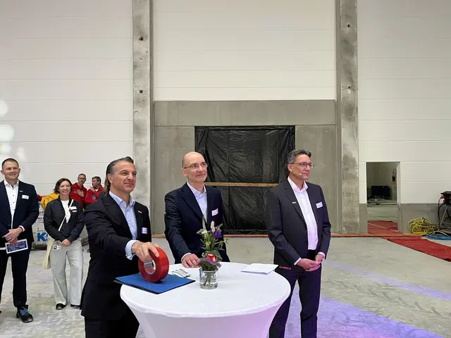 Seit 65 Jahren ist Tesa am Standort Offenburg vertreten: Vorstandsvorsitzender Dr. Kourosh Bahrami, Werkleiter Holger Rauth und Projektleiter Dirk Holland. | Foto: gro