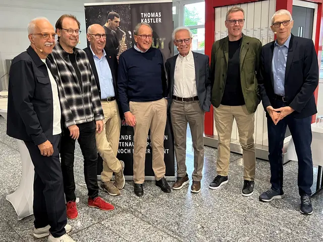 Geballte Handballkompetenz: Moderator Toni Vetrano (v. l.), Thomas Kastler, Helmut Hilzinger, Rainer Lusch, Arno Ehret, Martin Heuberger und Armin Emrich | Foto: Rüdiger Stadel