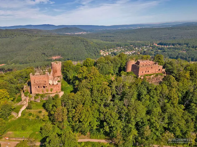 Der Blick von oben auf die Höhenburgen Rathsamhausen und Lutzelbourg. | Foto: Burgenwelt