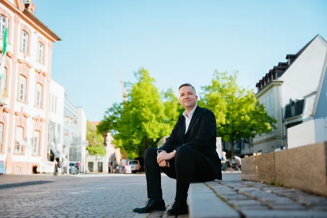 Julian Christ, Bürgermeister von Gernsbach, will Oberbürgermeister in Offenburg werden.  | Foto: privat