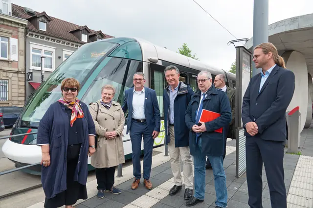 Die Gäste kamen mit der Tram: Vizepräsidentin des Regionalrats, Brigitte Torloting (v. l.), Kehls Oberbürgermeister Wolfram Britz, seine Straßburger Amtskollegin Catherine Trautmann, Franck Leroy, Präsident der Region Grand Est, der Präsident der Kommission für grenzüberschreitende Beziehungen im Regionalrat, Christian Debève, sowie der Erste Beigeordnete Thomas Wuttke | Foto: Stadt Kehl/Gabriele Dasch