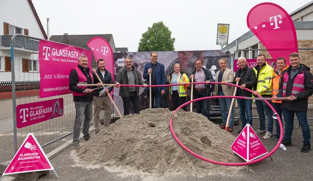 Ein Spatenstich für schnelles Internet: Oberbürgermeister Wolfram Britz (Dritte von links), Bodersweiers Ortsvorsteher Manfred Kropp (Sechster von links) und Telekom-Regionalmanager Klaus Vogel (Siebter von links) freuen sich über den Baubeginn. | Foto: Stadt Kehl/Norman Mummert