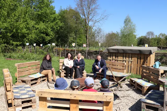 Sybille Bayer (v. l.), Ortsvorsteherin Pamela Otteni-Hertwig, Kindergartenleiterin Christina Stricker und Bürgermeister Viktor Lorenz | Foto: Gemeinde Appenweier