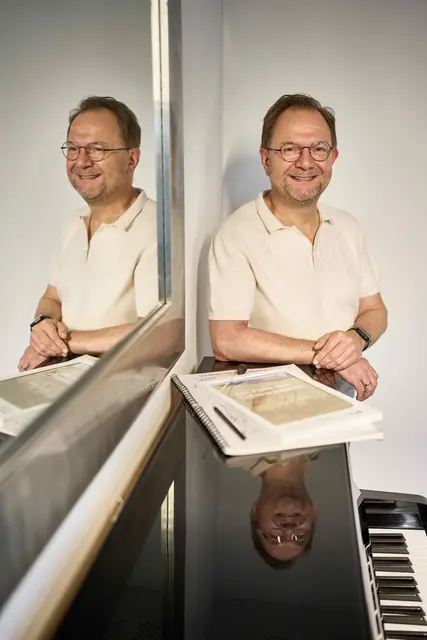 Musikpädagoge, Klarinettist und Dirigent – Zeno Peters ist Musiker aus Leidenschaft. Seit 25 Jahren dirigiert der Stadtmusikdirektor die Stadtkapelle Oberkirch. Ein Highlight war die Uraufführung der Heimatsinfonie anlässlich "700 Jahre Stadtrechte". | Foto: Michael Bode