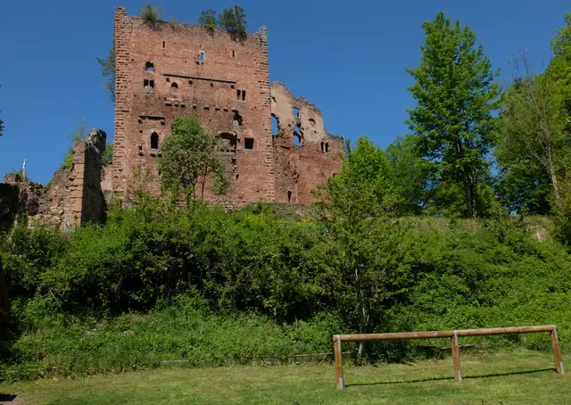 Wenn man am Ende des vom Parkplatz Châteaux-forts d’Ottrott zu den Burgen führenden Waldwegs angekommen ist, ist dies der erste Blick auf die Burg Rathsamhausen.   | Foto: Alfred Schramm