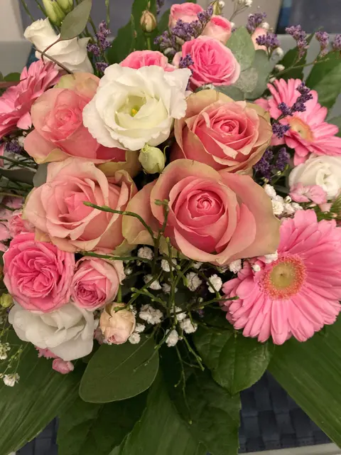 Mütter bekommen am heutigen Muttertag einen Strauß Blumen geschenkt. Doch wie hat sich das Bild der Mutter in unserer Gesellschaft verändert? | Foto: ag