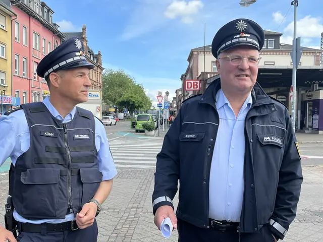 Der Offenburger Revierleiter Guido Kühn (l.) und Polizeipräsident Jürgen Rieger erklären, was es mit dem Sicherheitstag am vergangenen Mittwoch auf sich hat.  | Foto: mak