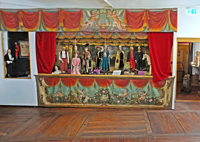  Wunderbare Figuren sieht man hier beim sogenannten böhmischen Marionettentheater.  | Foto: Alfred Schramm