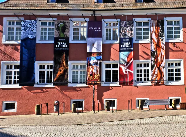 Banner an der Fassade des Museums Haus Löwenberg werben für die Fotoausstellung TERRA EXTRACT. | Foto: Alfred Schramm