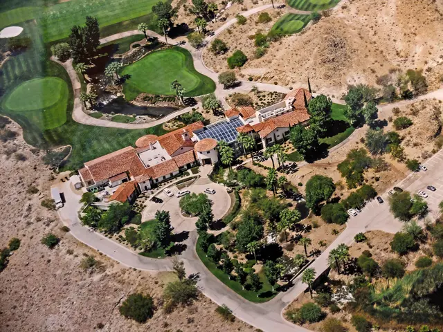 Hier habe ich einen kleinen Ausschnitt von Tom Hegens großer Luftbildaufnahme eines Golfplatzes in der Mojave-Wüste (Nevada, USA) aufgenommen. Beim genauen Hinsehen erkennt man viele Details. Ob Mister Trump hier schon beim Golfen war?  | Foto: Alfred Schramm