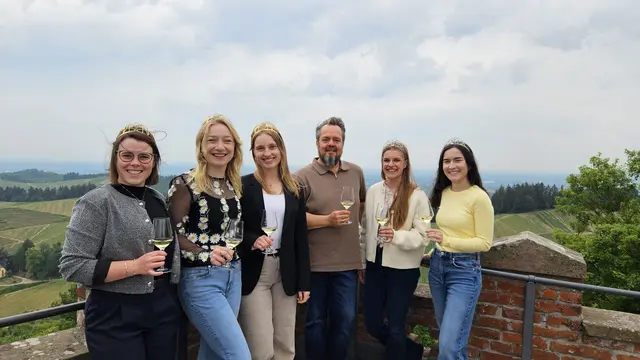 Weinhoheiten auf Schloss Staufenberg: Deutsche Weinprinzessin Katja Simon (v. l.), Deutsche Weinprinzessin Emma Meinhardt, Deutsche Weinkönigin Anna Zenz, Stephan Danner, Geschäftführender Vorstand Durbacher Winzer, Badische Weinprinzessin Hanna Spraul und Badische Weinprinzessin Laura Münscher | Foto: Durbacher Winzer