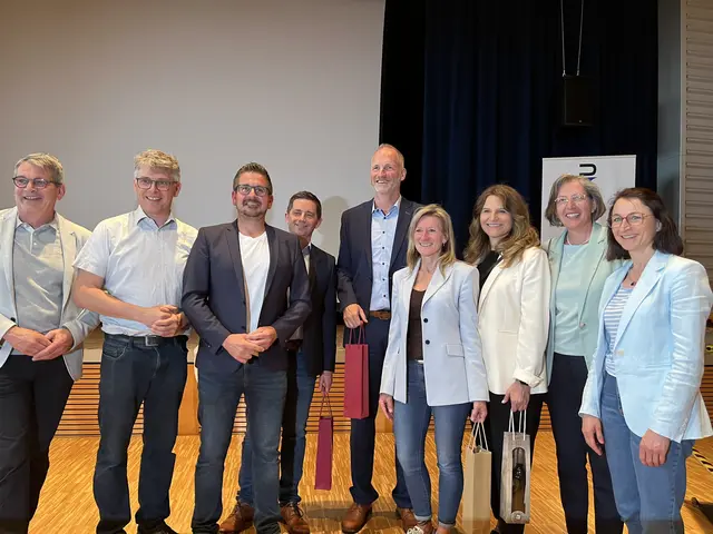 Glückwünsche von den Bürgermeistern der Umgebung: OB Wolfram Britz, Kehl (v. l.), Bernd Mettenleiter, MdL, Stefan Hattenbach, Kappelrodeck, Christian Greilach, Lichtenau, Christian Francken, Stephanie Bartsch, Renchen, Dijana Opitz, Sasbach, Bettina Kist, Lauf, und Kathrin Merkel, MdL | Foto: gro