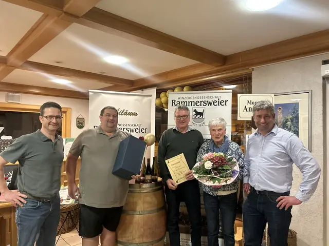 Vorstandsvorsitzender Thomas Wenkert, Andreas Falk, ehemaliger Vorstandsvorsitzender Meinrad Hurst, Elisabeth End, Geschäftsführer Georg Lehmann  | Foto: Winzergenossenschaft Rammersweier