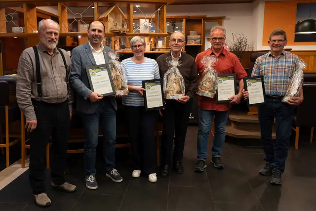 Ehrungen Stimmen der Wandersinfonie: Klaus Erber (v. l.), Meinrad Baumann, Petra Boschert, Alfred Maier, Axel Singer, Josef Mayer | Foto: Svenja Schade