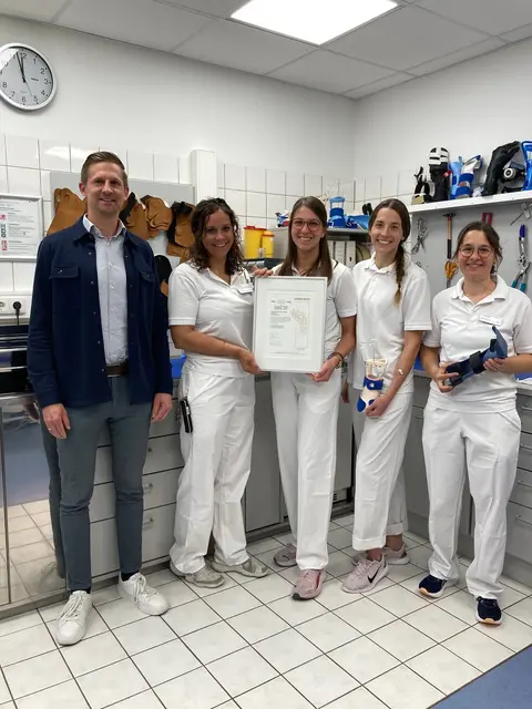 Freuen sich über die erneute Zertifizierung: Lukas Lehmann, Kaufmännischer Leiter des Ambulanten Rehazentrums Ortenau (v. l.), mit Teamleiterin Stefanie Müller, Hanna Ruf, Simone Gräbe und Tina Schulze vom Team der Ergo- und Handtherapie. | Foto: Ortenau Klinikum