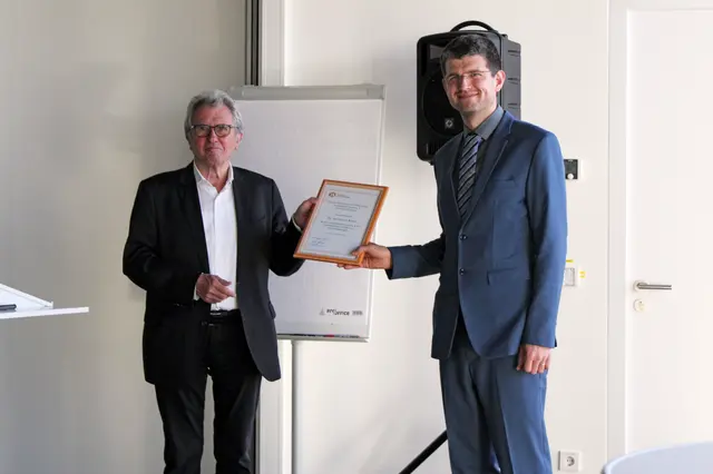 Werner Kimmig, Vorsitzender des Kuratoriums und Vorstand Förderverein für krebskranke Kinder e.V. Freiburg (links) und Dr. med. Semjon Willier, Kinderarzt und Advanced Clinician Scientist an der Klinik für Pädiatrische Hämatologie und Onkologie des Universitätsklinikums Freiburg | Foto: Förderverein für krebskranke Kinder e.V. Freiburg  