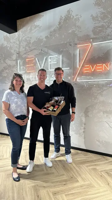 Zur Eröffnung von „Level 7 Fitness“ in der Renchtalpassage gratulierten Oberbürgermeister Gregor Bühler (rechts) und Nadine Meier (links) von der städtischen Wirtschaftsförderung Geschäftsführer Mathias Rapp. 
 | Foto: Denise Burkart/Stadt Oberkirch 