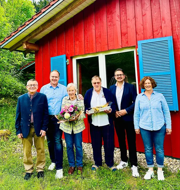 Bernhard Faißt (v. l.), Björn Tissies, Karin und Roland Tissies, Bürgermeister Stefan Hattenbach und Tourismusleiterin Bianca Lang  | Foto: Gemeinde Kappelrodeck/JAsmin LIebich