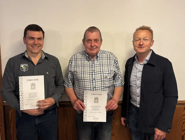 Für 25 Jahre im Schützenwesen durch Joachim Prinzbach (rechts) geehrt: Erhard Neumaier (links) und Günter-Bernhard Pitschak | Foto: Bastian Schmidt