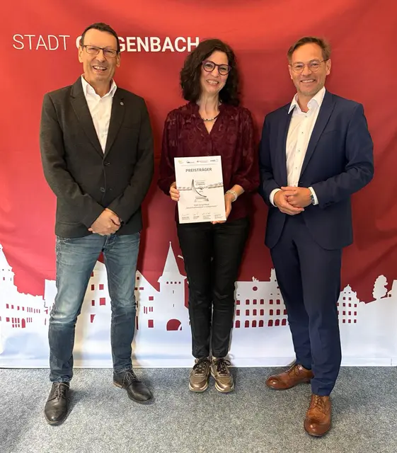 Uwe Holzmüller, regionaler Bauftragter der Bündnis 52-Verbändekooperation für den Ortenaukreis, Beate Brudy, Leiterin der Abteilung Kindergärten und Schulen der Stadt Gengenbach und Bürgermeister Sven Müller | Foto: Stadt Gengenbach