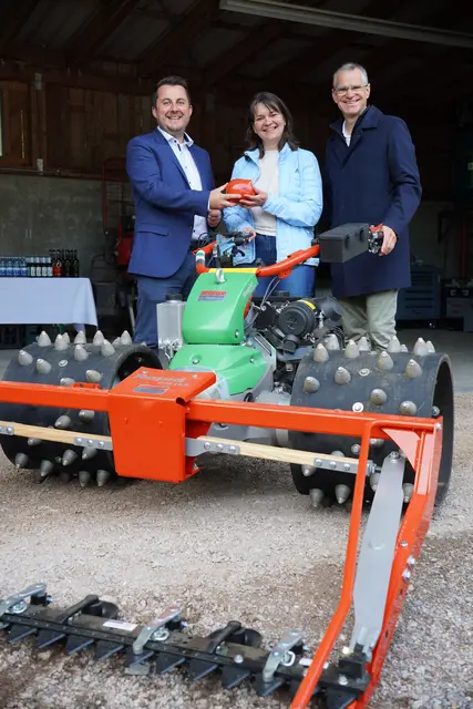 Michelangelo Liccione von der Sparkasse Offenburg/Ortenau überreichte  Wirtschaftsförderin Nadine Meier und Bürgermeister Christoph Lipps symbolisch ein Sparschwein als Zeichen der Förderung des kommunalen Steillagen-Mähgeräts.  | Foto: Denise Burkart/Stadt Oberkirch