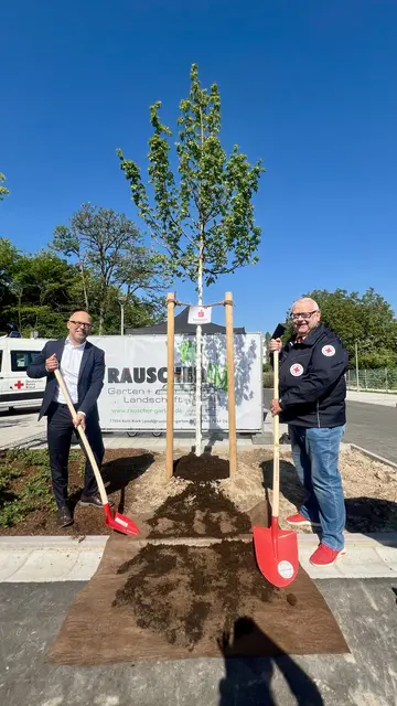 Alexander Kihl, Sparkasse Hanauerland, und Rolf Karrais, Kreisvorsitzender DRK Kreisverband Kehl (r.) | Foto: DRK Kreisverband Kehl