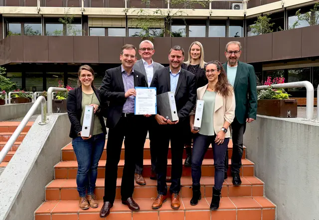 Katharina Tränkle, Amt für Gewerbeaufsicht, Immissionsschutz und Abfallrecht Ortenaukreis (v. l.), Erster Landesbeamter Nikolas Stoermer, Martin Wenz, Finanzvorstand E-Werk Mittelbaden, Stefan Böhler, Geschäftsführer Windstrom Schwarzwaldhochstraße GmbH &amp; Co. KG, Luisa Sester, Hauptamtsleiterin Gemeinde Seebach, Teresa Frenssen, E-Werk Mittelbaden, Projektverantwortliche, Günter Dußmann, Stellvertreter für die Bürgermeisterin der Gemeinde Sasbach, bei der Übergabe der Genehmigung | Foto: Laura Kirschniok/Landratsamt Ortenaukreis