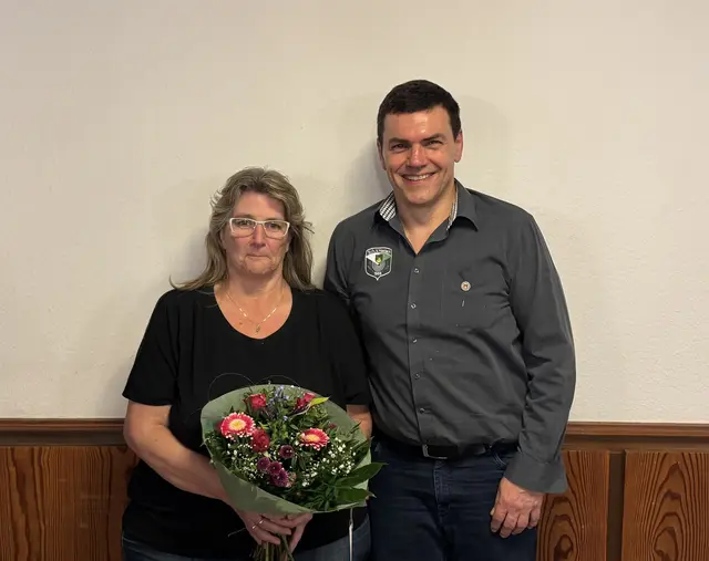 Im Namen des Vereins bedankte sich Erhard Neumaier bei Michaela Schwarz für 22 Jahre engagierte Arbeit als Schatzmeisterin.  | Foto: Bastian Schmidt