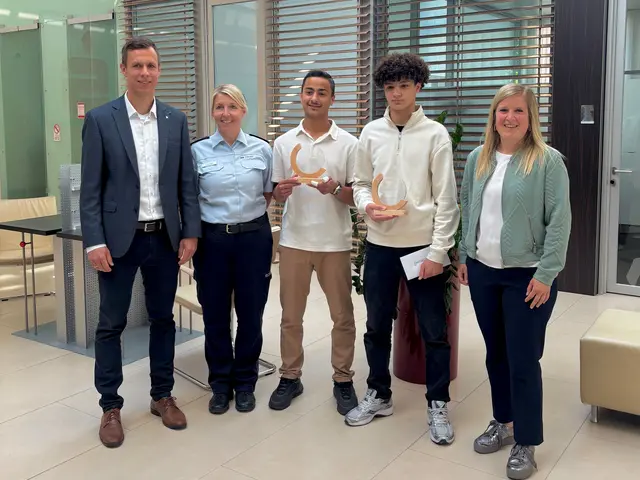 Vorsitzender Kim Björn Himmelsbach (v. l.), Polizeihauptkommissarin Nadine Lauer, Mohammad Husam Thiab Abdel Latif, Ouawais Amara Kachoukh und Cathrin Nußbaum, Vorsitzende des Kehler Einzelhandel  | Foto: Courage – Sicherheit Fördern e. V. 