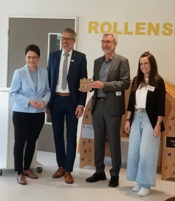 Von links: Justizministerin Marion Gentges MdL, Bürgermeister Marc Winzer, Dr. Johannes Dreier und Kita-Leiterin Tanja Seckinger  | Foto: Stadtverwaltung Hornberg