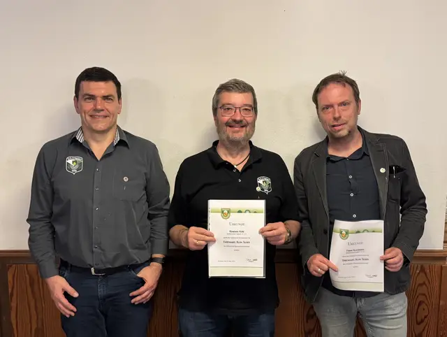 Verbandsehrennadel Silber: Erhard Neumaier, Reinhard Kube, Frank Klausmann   | Foto: Bastian Schmidt
