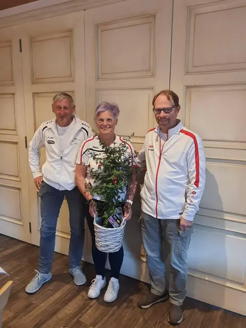 Mit Blumen und einem Gutschein überraschten die Vorstände Andreas Asmus (links) und Hartmut Bruch (rechts) Schriftführerin Sabine Herm als Dank für ihre umfangreiche Arbeit im Hintergrund, die für den Verein von großer Bedeutung ist. 
 | Foto: Foto: Udo Müller