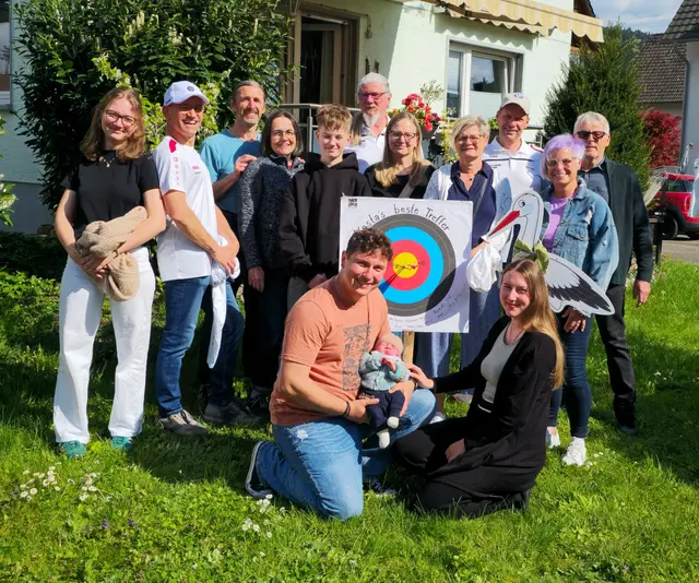Von links nach rechts: Stella Müller, Jürgen Zimmermann, Thomas und Andrea Moser, Noah Müller, Dietmar Leopold, Anita Müller, Monika Leopold, Riccardo Hehr, Sabine Herm und Harald Strom; vorne Konstantinos mit Oliver und Ehefrau Celine Zampras. | Foto: Katerina Zampras