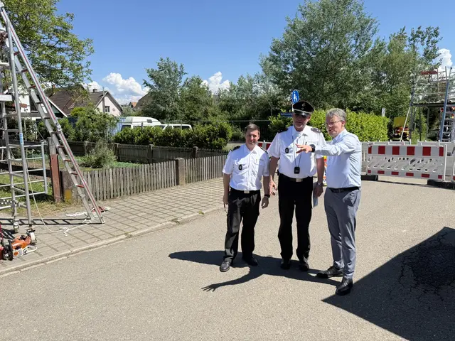 Auch der Landrat machte sich ein Bild vom Leistungsstand der Feuerwehren: Kreisbrandmeister Bernhard Frei (v. l.), Landrat Thorsten Erny und Schiedsrichterobmann Christian Keller  | Foto: Rudi Rest 