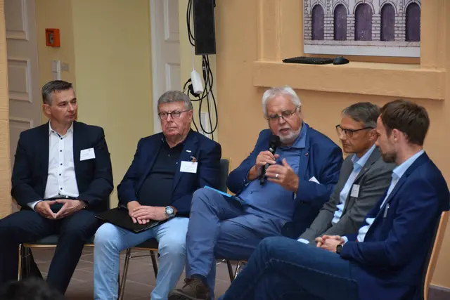 Die Talk- und Gesprächsrunde: Frank Roser, DB (v. l.), Alfons Hartmann, Hartmann AG, Moderator Claus Haberecht und Martin Forster, Herrenknecht AG | Foto: BMVW