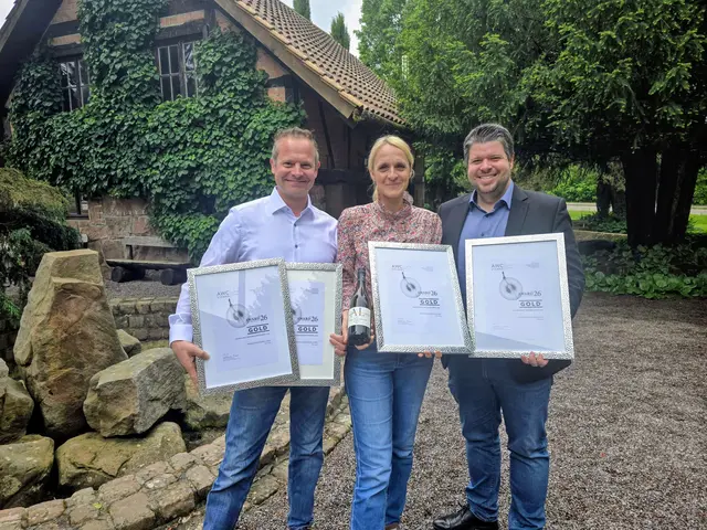 Alexander und Corinna Laible (v. l.) freuen sich mit dem Durbacher Bürgermeister Andreas König über den Erfolg bei dem internationalen Weinwettbewerb Vienna. | Foto: Volker Gegg