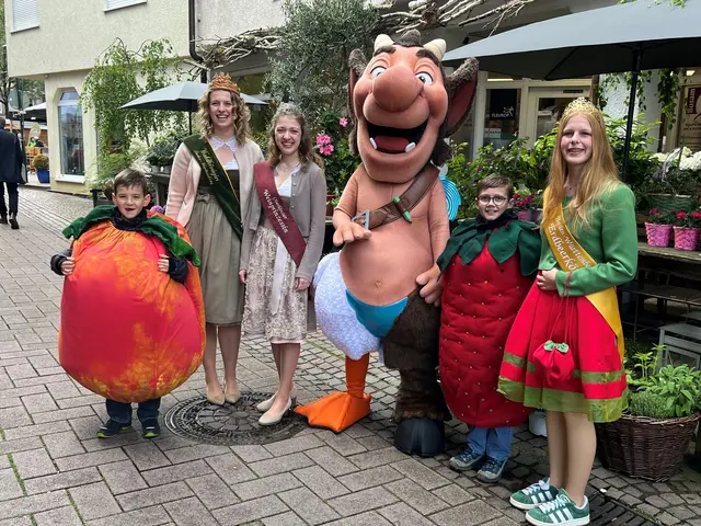 Heimattage-Maskottchen Simpli mit Waldkönigin Franziska (v. l.),
Weinprinzessin Tina und Erdbeerkönigin Martha | Foto: ag