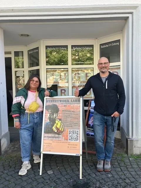 Gamze Boydak und Thomas Hug sind Lahrs Streetworker und freuen sich über die Verlängerung des Projekts „Jugendraum“ am Urteilsplatz. | Foto: Stadt Lahr 