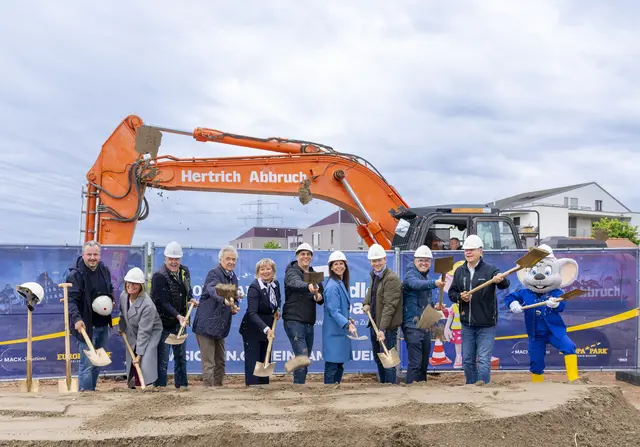Mit dem traditionellen Spatenstich beginnt die Bauphase für die Erweiterung des Mitarbeitercampus. | Foto: Europa-Park