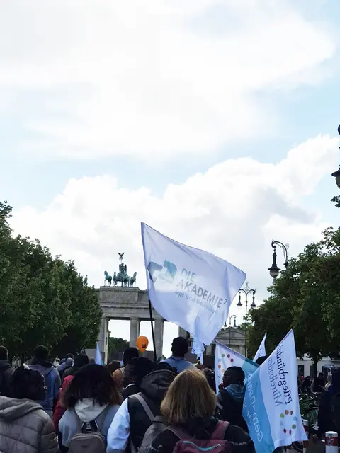 Pflege sichtbar machen – Auszubildende der Akademie² nahmen im Rahmen einer politischen Klassenfahrt nach Berlin am 12. Mai am "Walk for Care" teil. | Foto: Akademie²