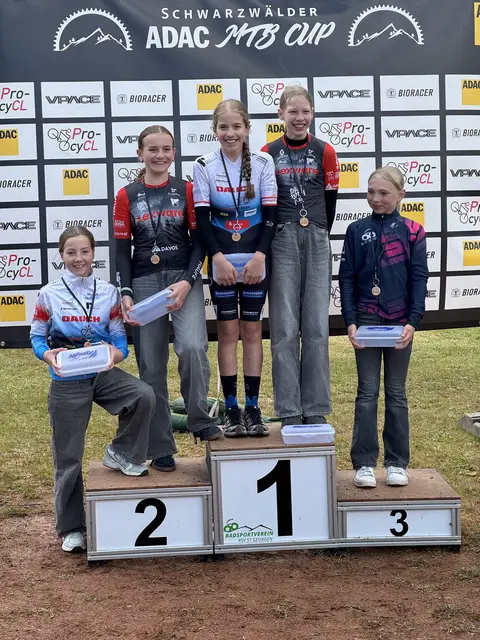 Anna Hoferer trotz Kettenprobleme beachtlich auf Platz 2, Teamkollegin Sara Armbruster mit gutem Platz 5 in der Technik.