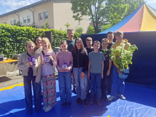 Die Klima- und Umwelt-AG des Schillergymnasiums mit Laudatorin Sabina Wadenpohl (2. v. l.) und Lehrer Benedikt Abs (5. v. l.) | Foto: Basler/Stadt Offenburg