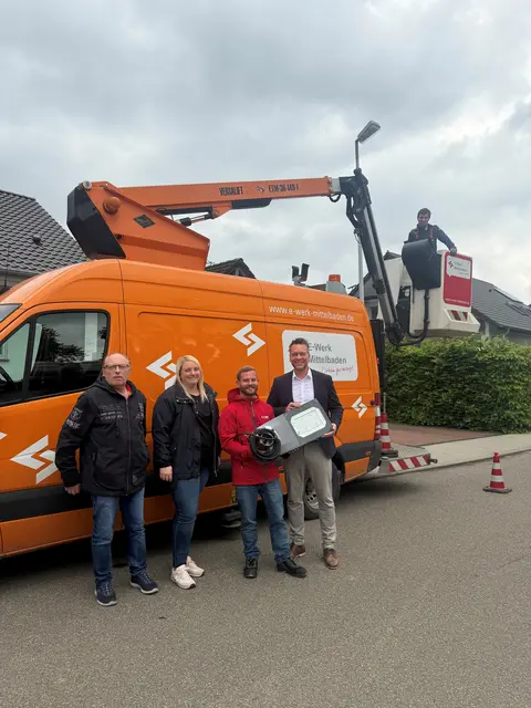 Bernd Reinholt (v. l.), Caroline Jundt, Gemeinde Neuried, E-Werk Mitarbeiter Ossolt und Bürgermeister Tobias Uhrich | Foto: Gemeinde Neuried