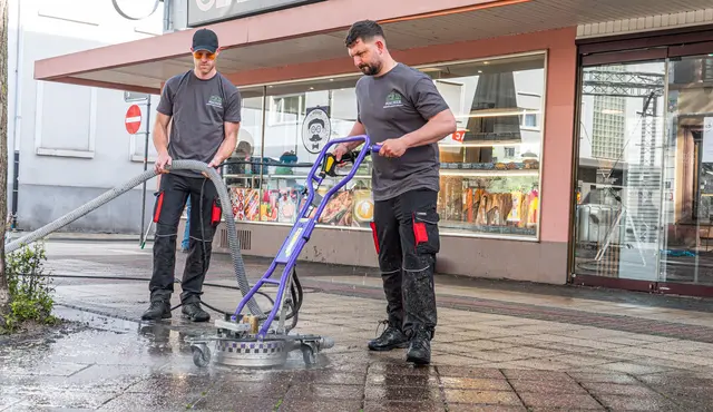 In den kommenden knapp zwei Wochen reinigt Denis Maurer (rechts) gemeinsam mit einem Mitarbeiter abschnittsweise die Kehler Innenstadt mit einem Spezialgerät. | Foto: Stadt Kehl